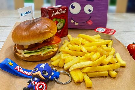 Сканди Милл с бургером