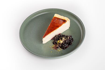 Баскский чизкейк с ягодным компоте