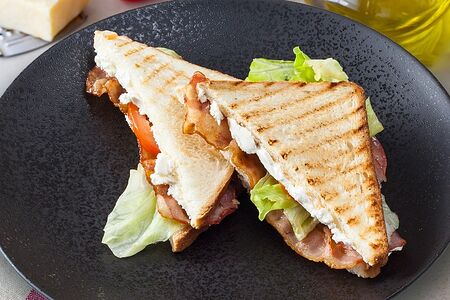 Тост со сливочным сыром, беконом и томатами