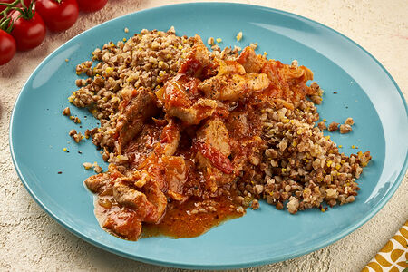 Гречка в томатном соусе с киноа и свиной вырезкой