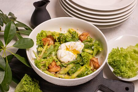 С тигровой креветкой и киноа под манговым соусом