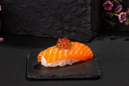 Нигири со свежим лососем
