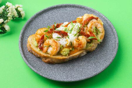 Тост с креветками, авокадо и яйцом пашот