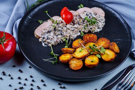 Свинина под грибным жюльеном с картофельными дольками