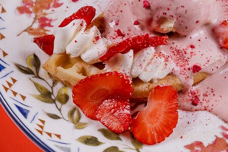 Венские вафли с клубничным соусом