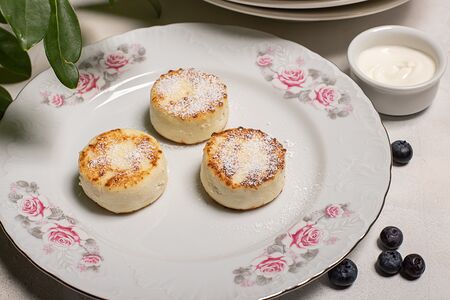 Творожные сырники со сметаной