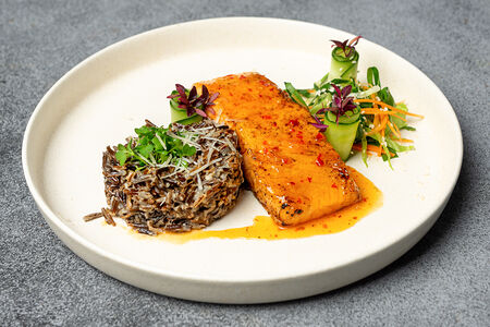 Филе лосося на диком рисе с тайским соусом