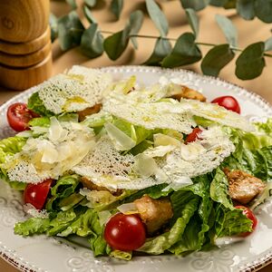 Салат Цезарь с курицей