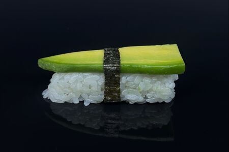 Суши с авокадо