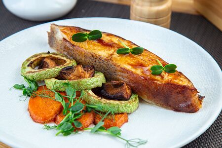 Стейк из палтуса, запечённый, выдержанный в морской капусте