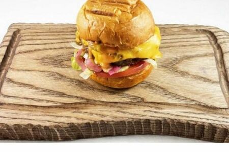 Бургер из мраморной говядины с черным трюфелем