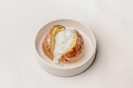 Картофель печеный с соусом дзадзики