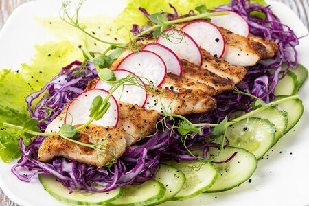 Салат из красной капусты с куриным филе