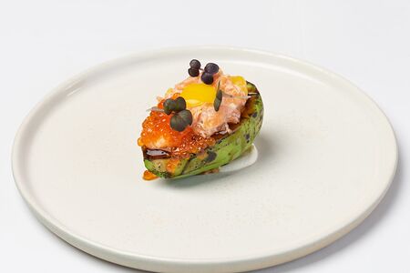 Японский тартар из лосося с манго и красной икрой