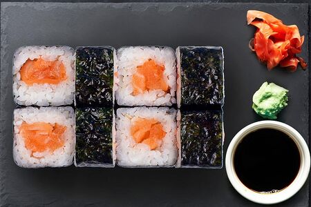 Ролл с лососем