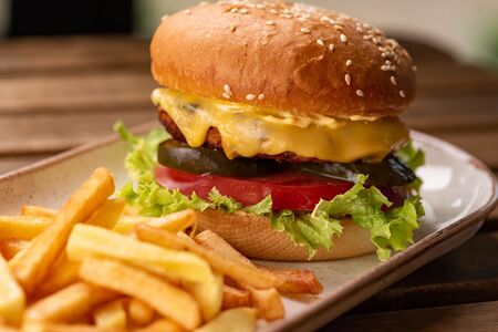 Бургер с курицей и картошкой фри