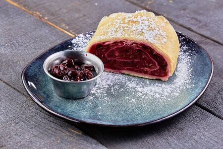 Штрудель с вишней