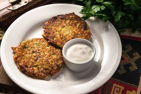 Кабачковые оладьи со сметаной
