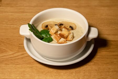 Суп крем из шампиньонов с гренками