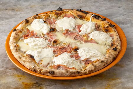 Пицца Прошутто-страчателла-трюфель