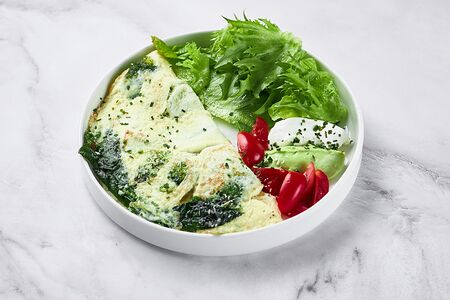 Омлет со шпинатом, брокколи и кремом из авокадо