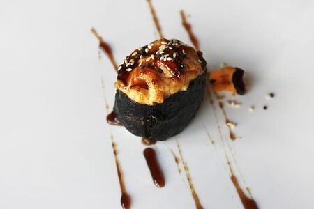 Запечённые суши с тигровой креветкой