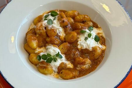 Ньоки с креветками, страчателлой и песто в томатном соусе