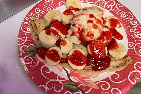 Блинчики с топпингом, мороженым и бананом