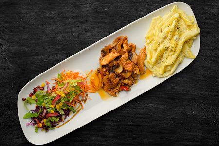 Тарелка с грибами и курицей