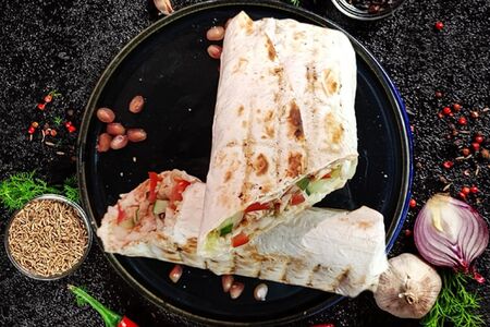 Шаурма куриная на углях в тандырном лаваше