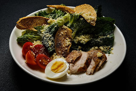 Салат Цезарь с цыпленком