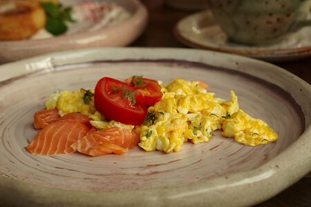 Яйцо скрэмбл с лососем и томатами