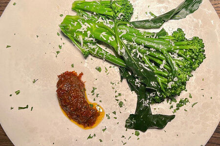 Брокколини гриль с красным песто