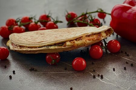 Закрытая пицца с грибами