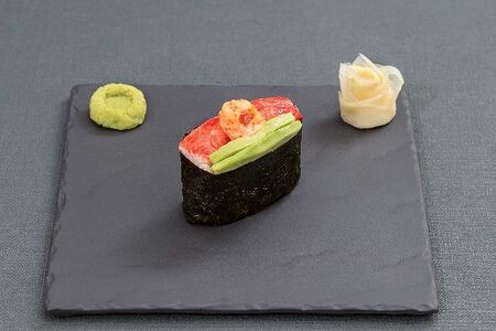 Гункан Кани с авокадо