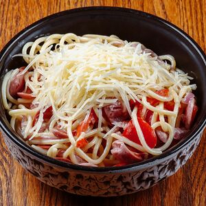 Спагетти с овощами и охотничьими колбасками