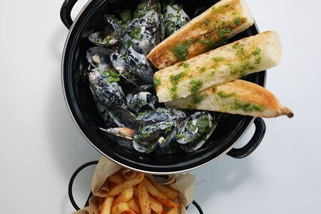 Мидии в сливочном соусе с сыром горгонзола, багетом и картофелем фри