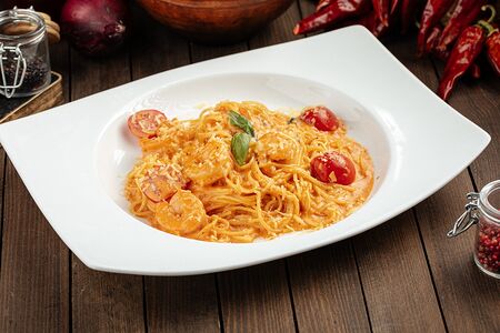 Спагетти с креветками в томатно-сливочном соусе