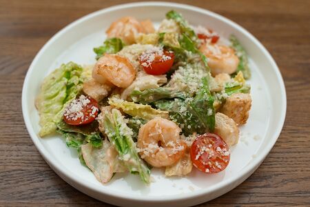 Салат Цезарь с креветками