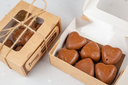 Конфеты из молочного шоколада с фундуком