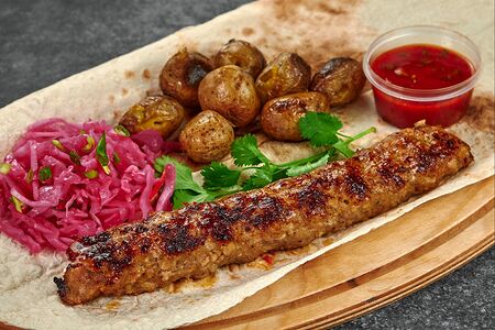 Люля-кебаб из курицы с молодым картофелем и малосольными огурцами