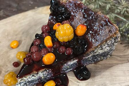 Маковый пирог с лесными ягодами