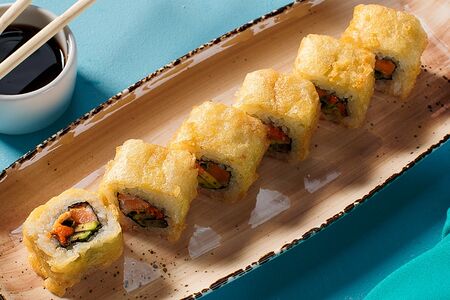 Горячий ролл с лососем терияки