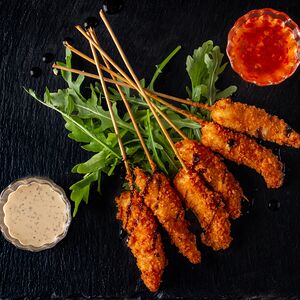 Креветки криспи с ореховым соусом и сладким чили