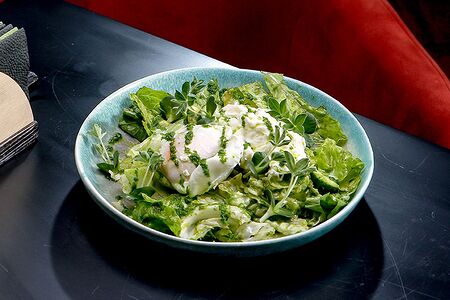 Зеленый салат с яйцом пашот, авокадо, и сыром