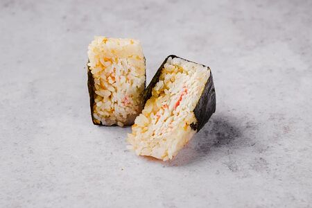 Онигири с крабом