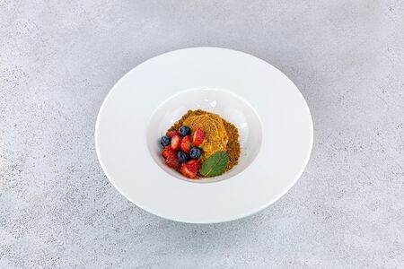 Топленый мусс на сметане с медовой крошкой и сезонными ягодами