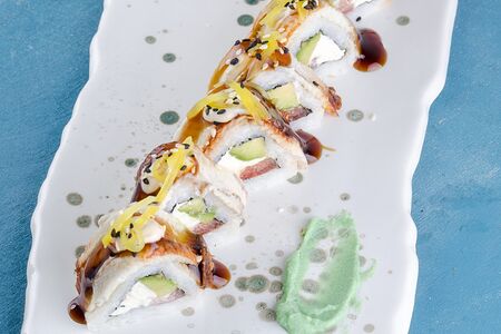 Ролл угорь, авокадо и дайкон