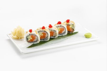 Ролл с гребешком, лососем, огурцом и икрой тобико