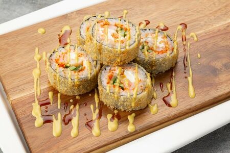 Ролл сливочный темпура с креветкой и соусом манго